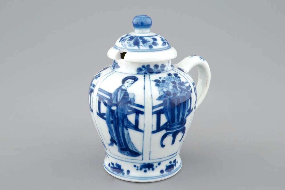 Een Chinees blauw-wit mosterdpotje met deksel, Kangxi